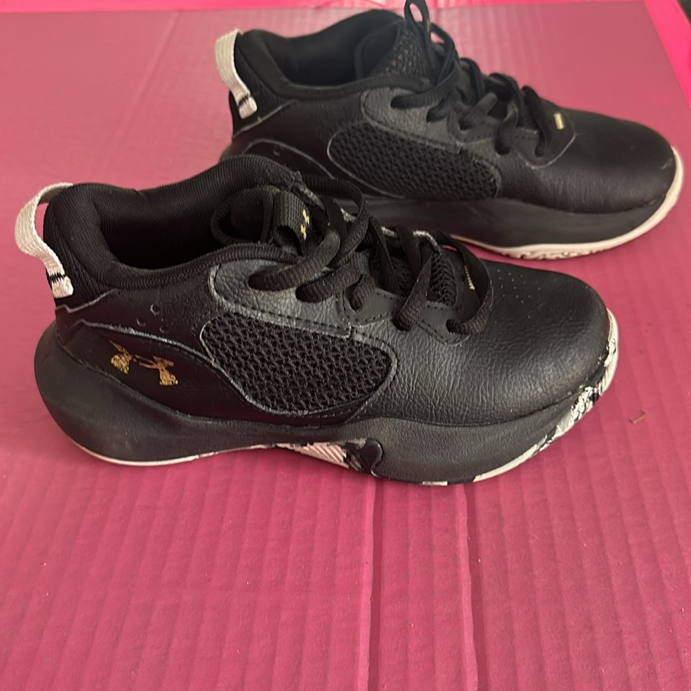 Under Armour Unisex-Child Lockdown 6 Basketball Shoe
Size 13/  black and white.